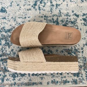 Platform woven shoes